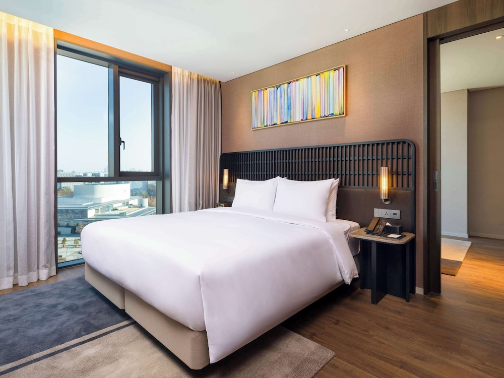 JUNIOR SUITE, KING BED