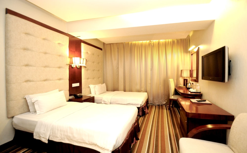 Celyn City Hotel 12/23