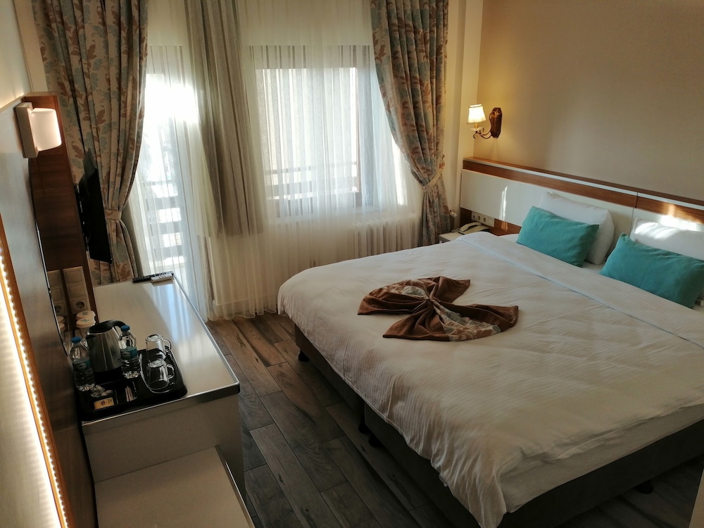 IRIS HOTEL 11/48