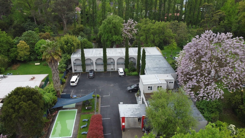 RIVERBANK PARK MOTEL 57/63