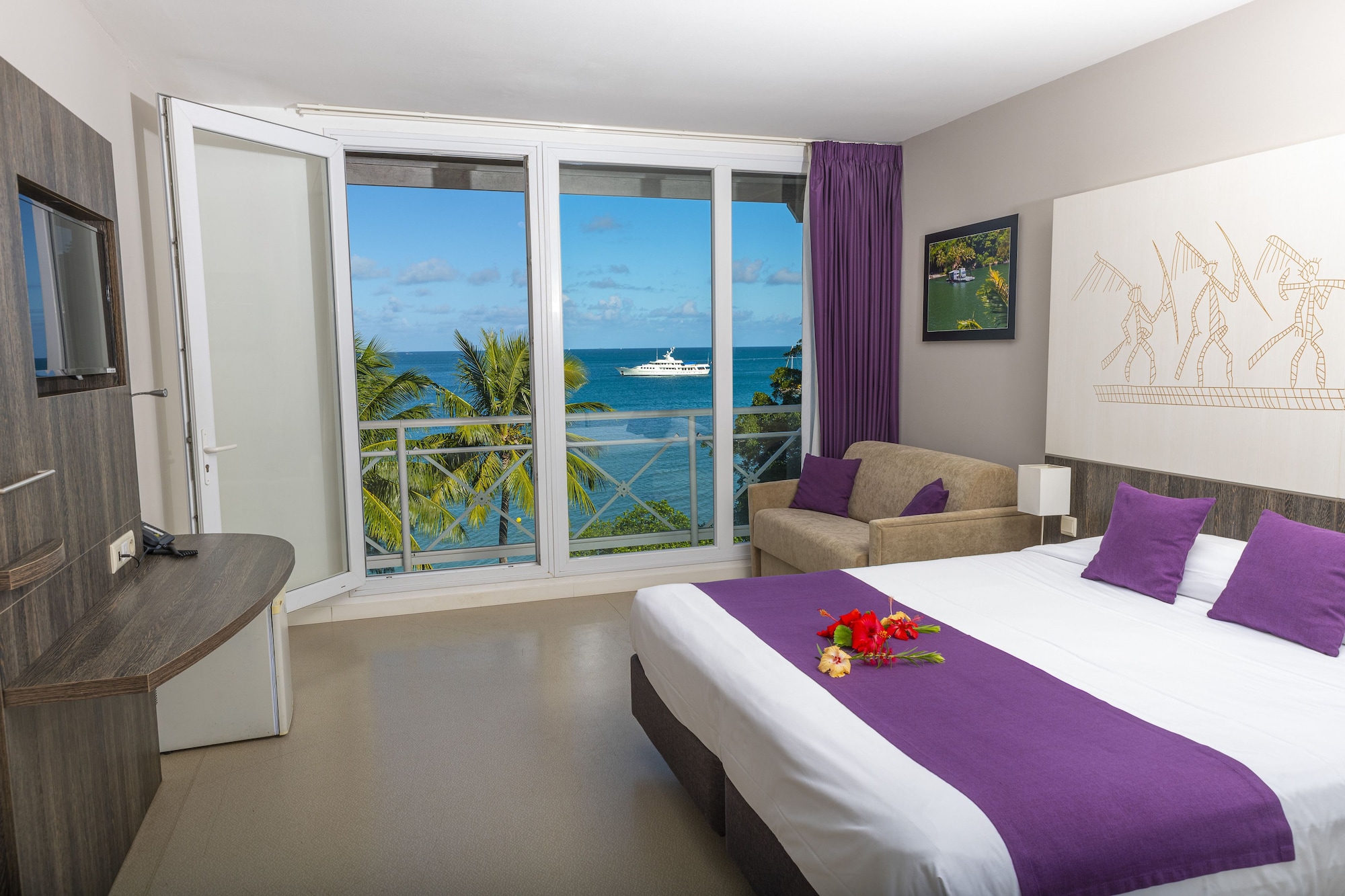 Superior, Queen Bed, Lagoon View, Sofa