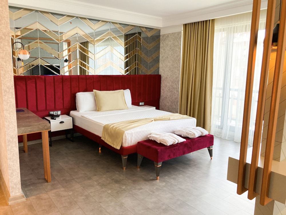 Nenessa Hotel 8/20