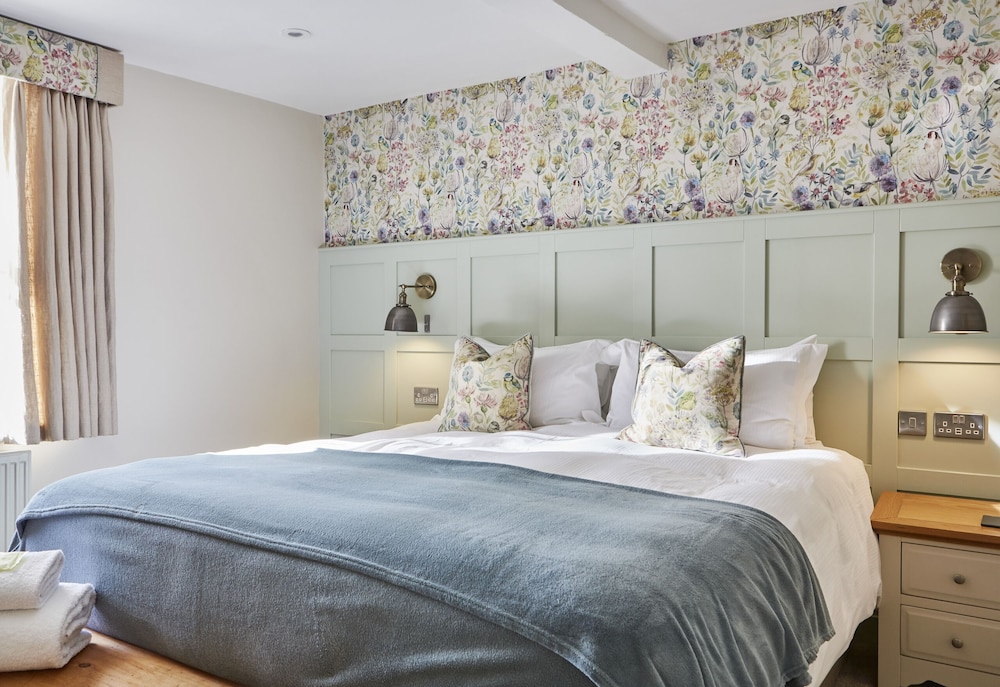 Room, Double or Twin Bed, River View, The Old New Inn 2/5