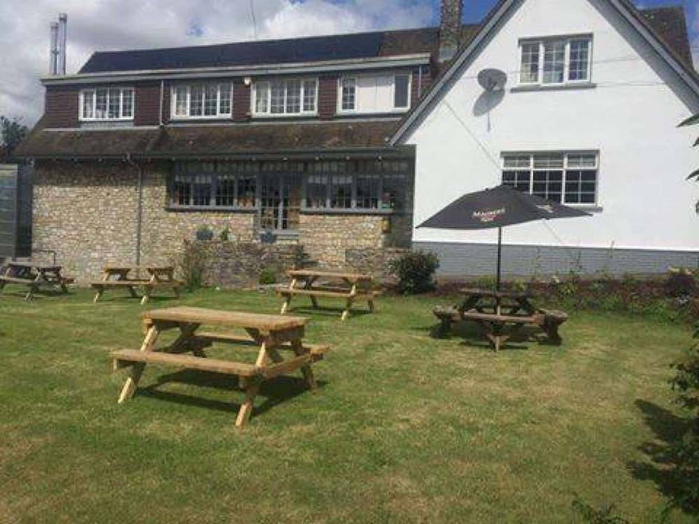 Three Horseshoes 36/41