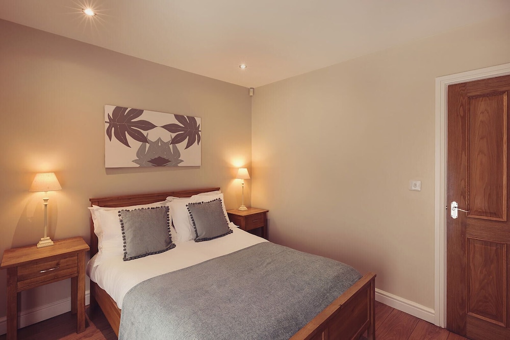 2 Bedrooms, Luxury, Cottage, 1 King and 1 Single Beds, Kitchen, Garden Area