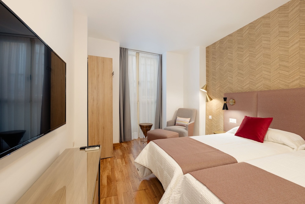 STUDIO, TWIN BEDS