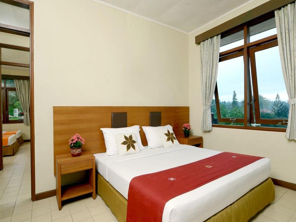 Bungalow, King and Twin Beds, Pool View
