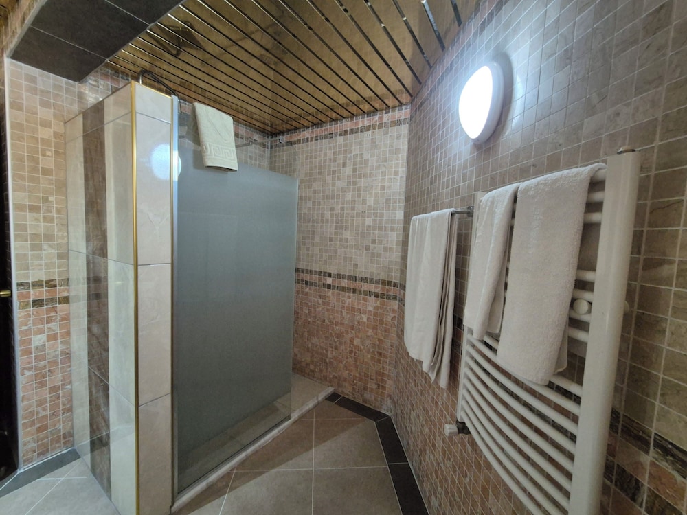 Dinara Hotel 43/66