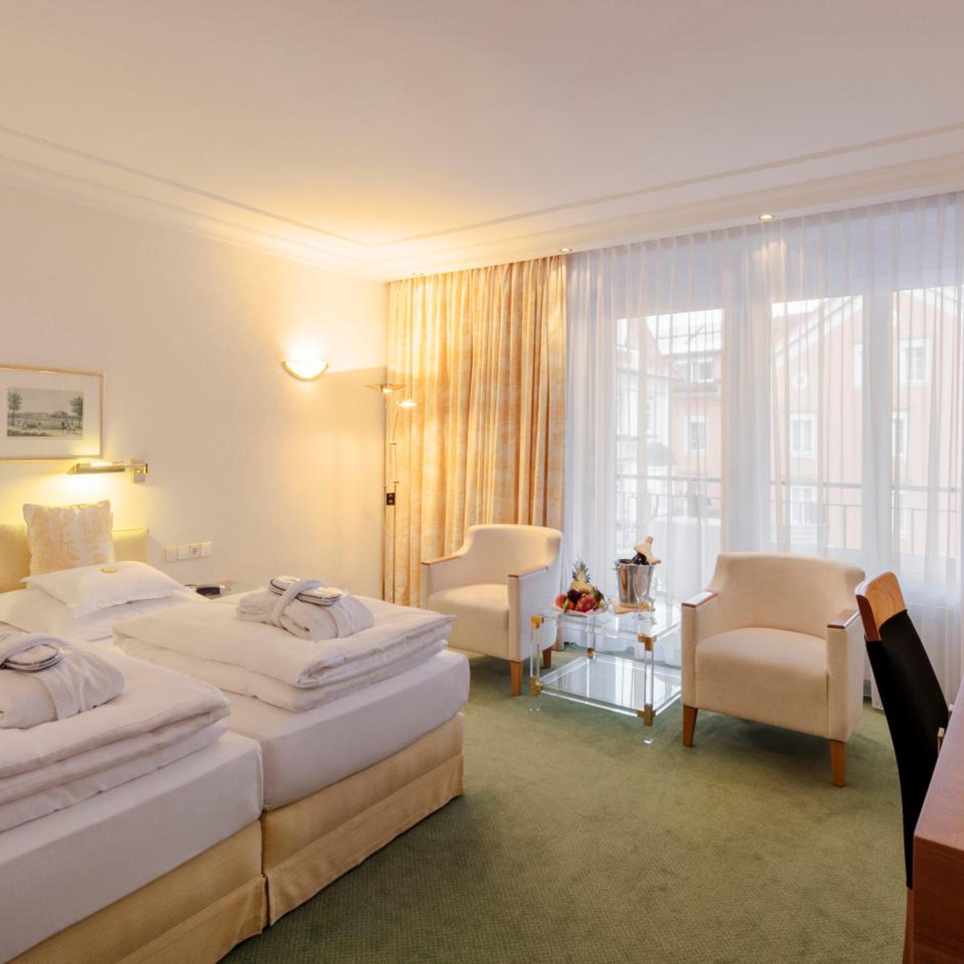 غرفة بسرير مزدوج بإطلالة على الحديقة، Bayerischer Hof 3/7