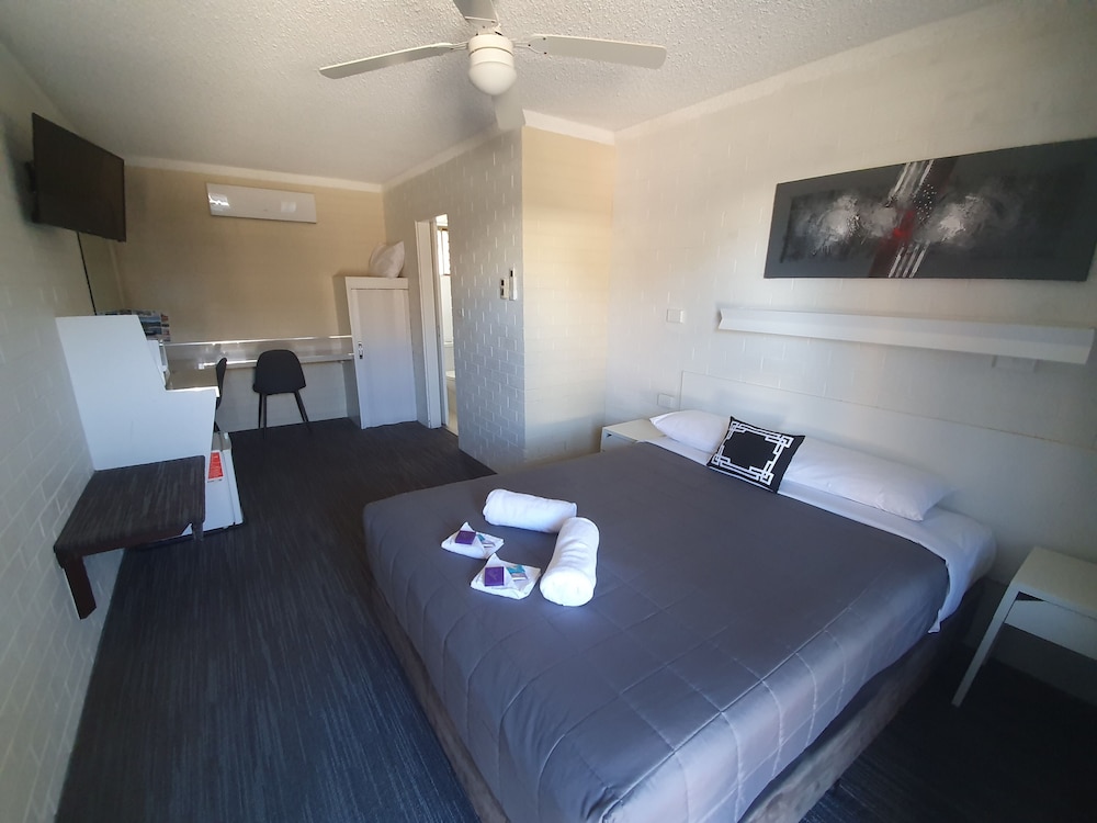 Coastal Bay Motel 28/66