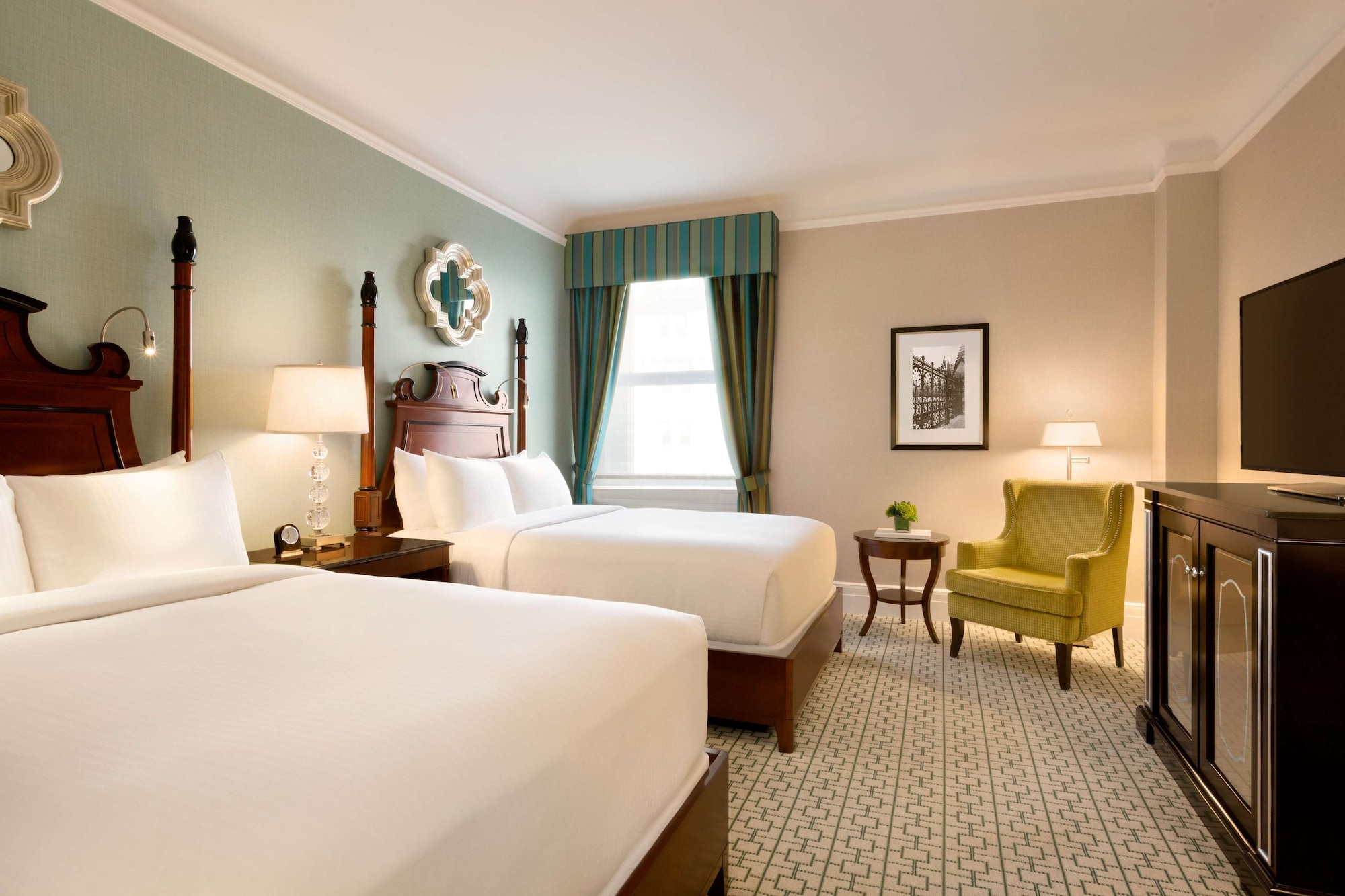DELUXE, 2 DOUBLE BEDS, PARLIAMENT VIEW