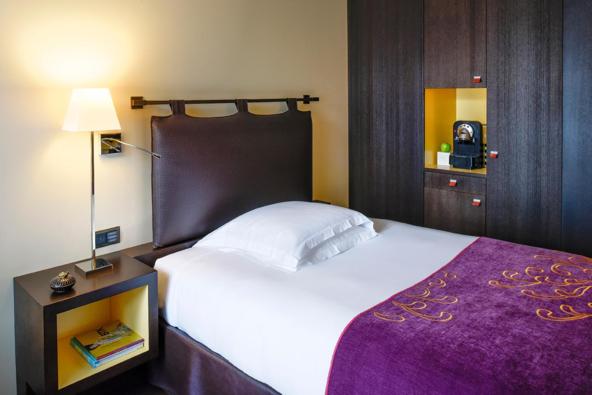 ROOM, SINGLE