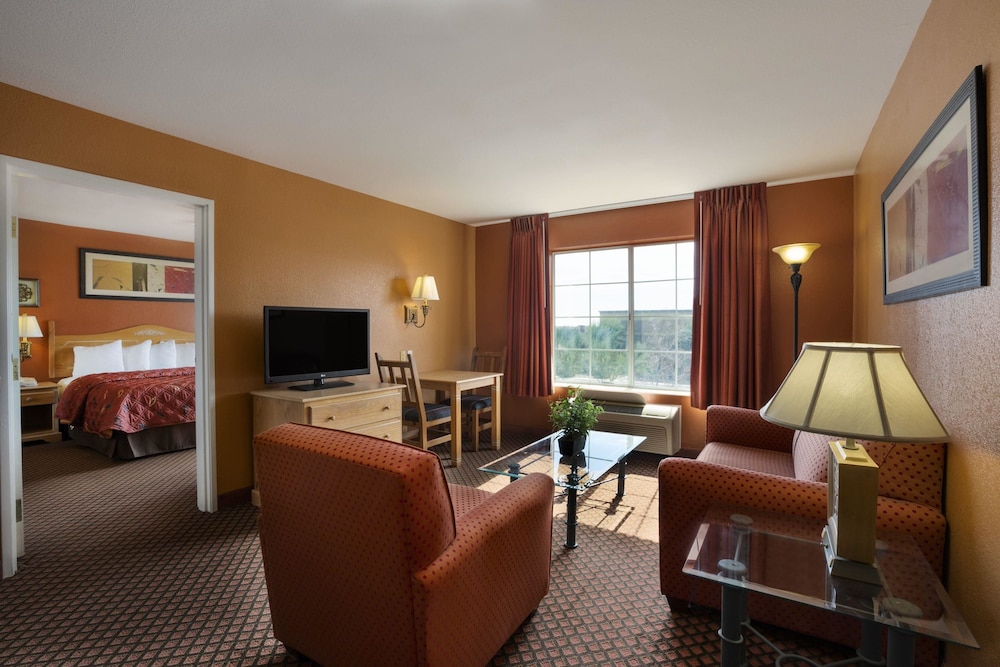 Days Inn & Suites Surprise 15/25