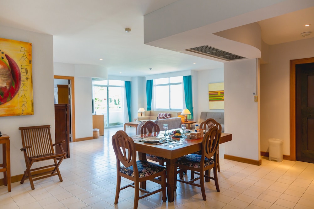 Waterfront Suites Phuket by Centara 60/76