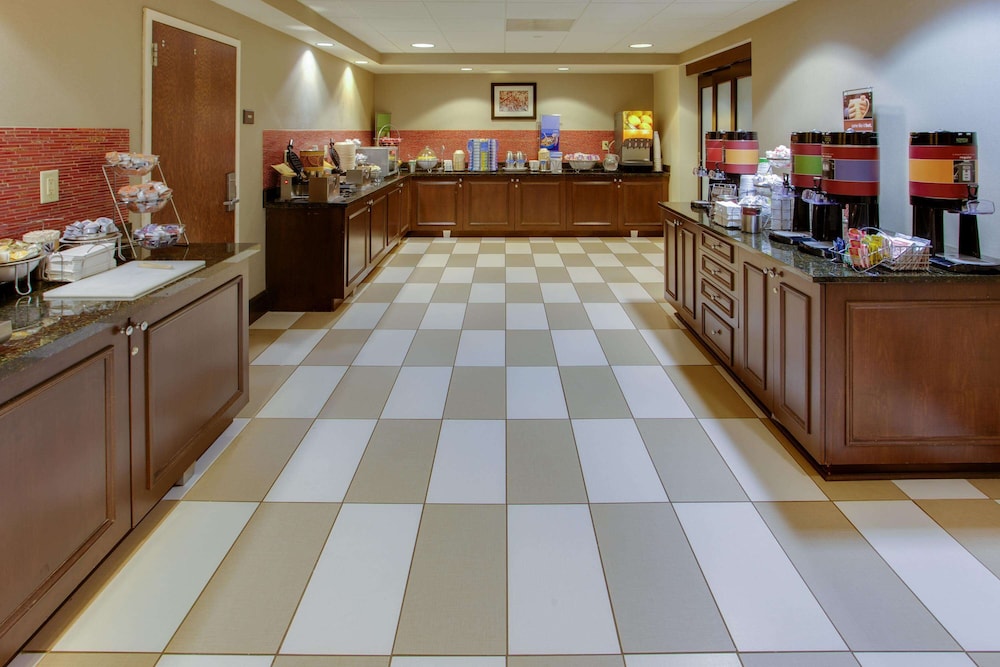 Hampton Inn Garden City Long Island, NY 7/32