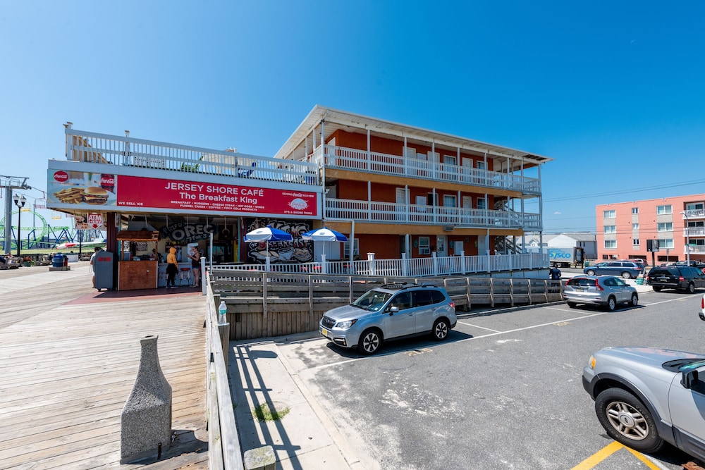 Boardwalk Hotel Charlee Beach House Rentals 26/50