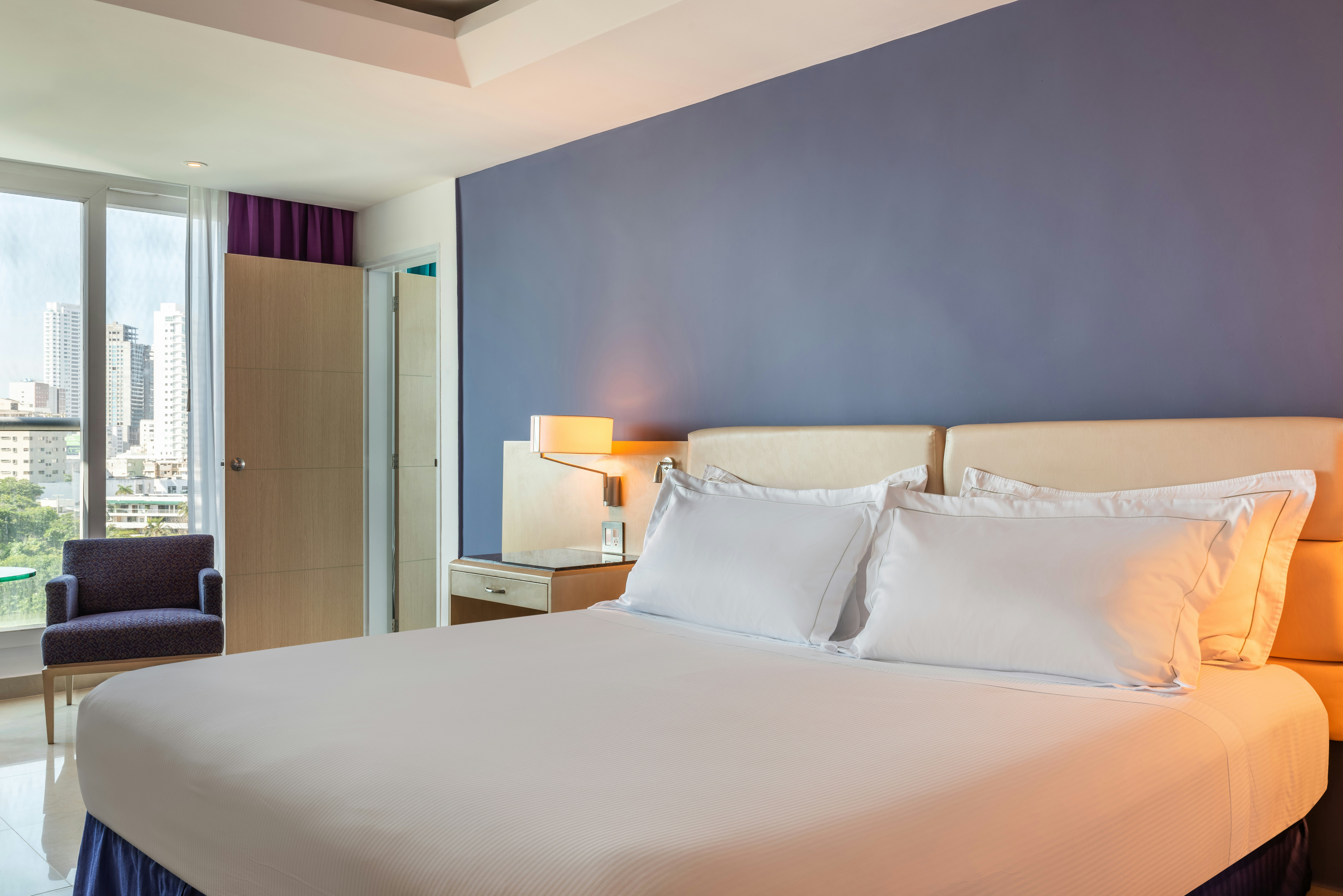 ROOM, KING BED, CITY VIEW