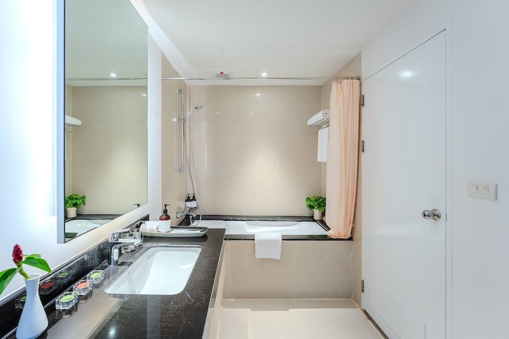 1 Bedroom, Family Suite, King and Queen Bed 7/8