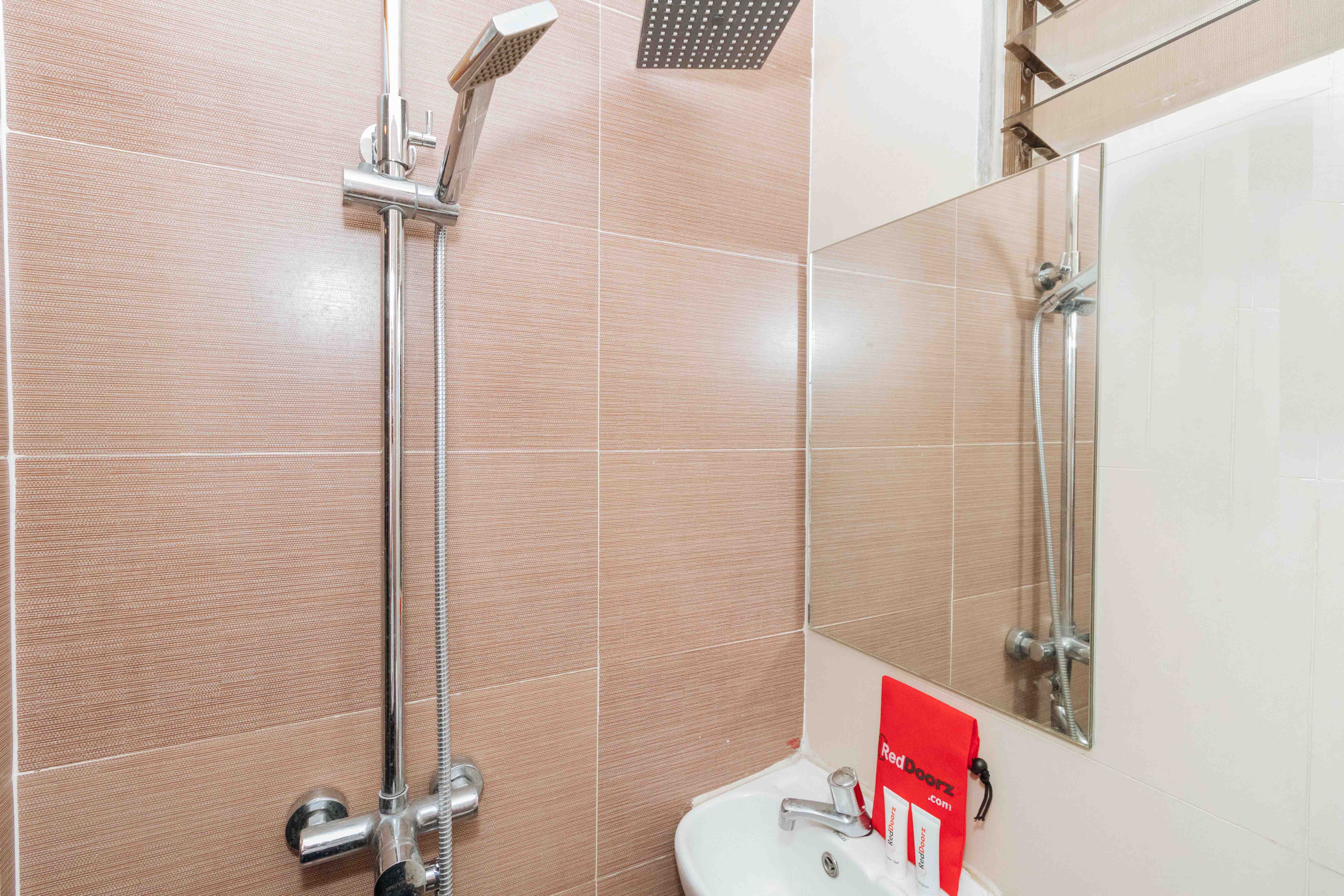 RedDoorz @ DBuilders Rooms Ph1 Taguig 26/28