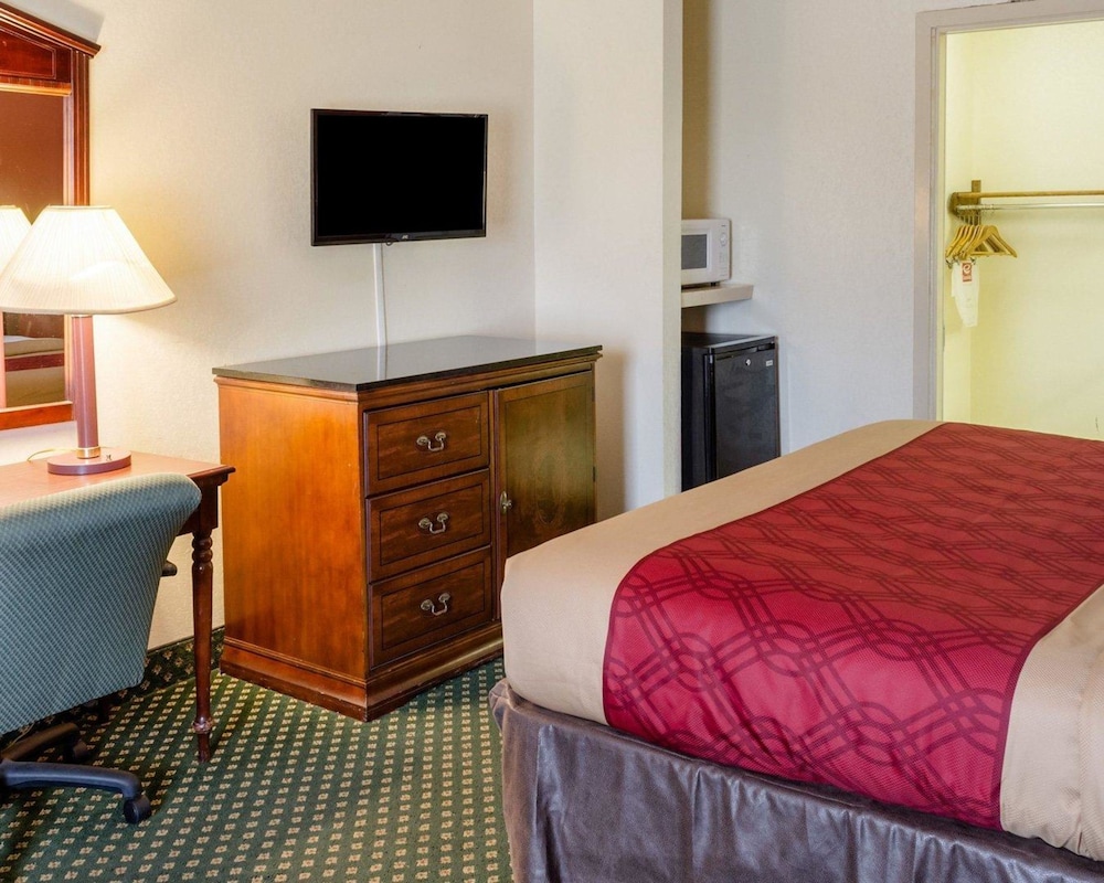 Econo Lodge Inn & Suites Philadelphia MS 44/80