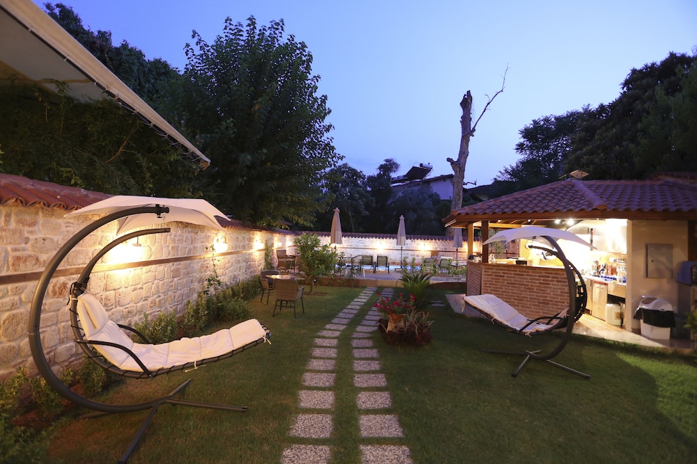 Char Me Boutique Hotel 66/77
