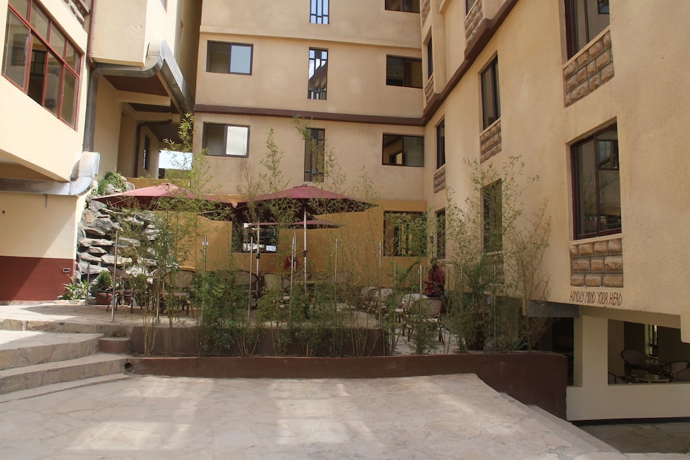 Trippleo's Hotel 20/25