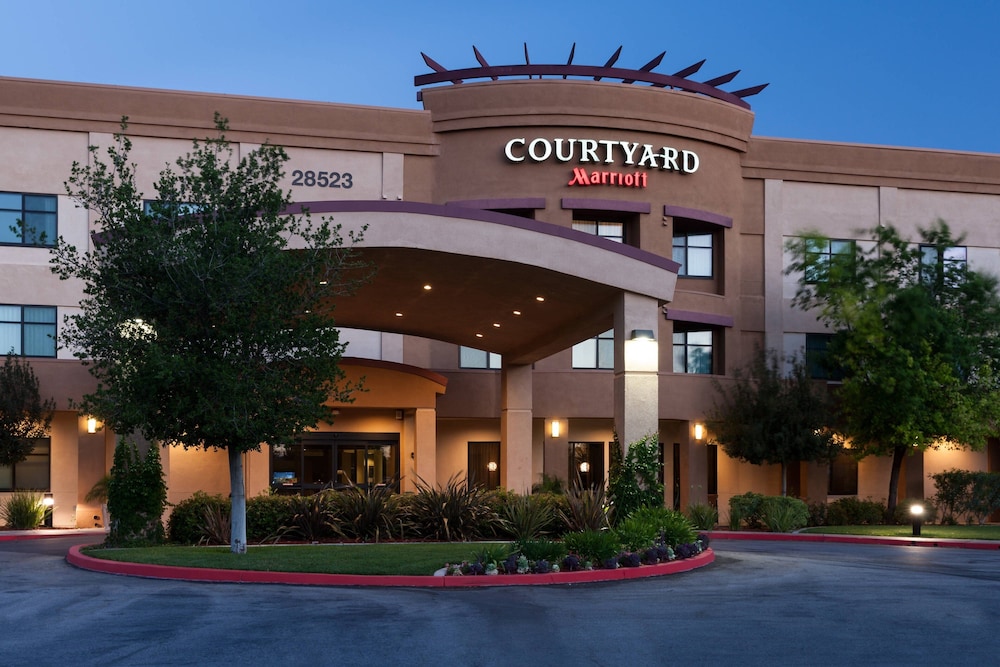Courtyard Santa Clarita Valencia 2/49