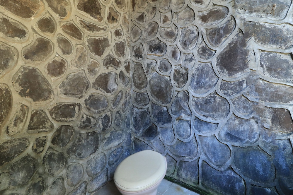 Hotel Tara Bar & Resto Air Sanih by ZUZU 32/57