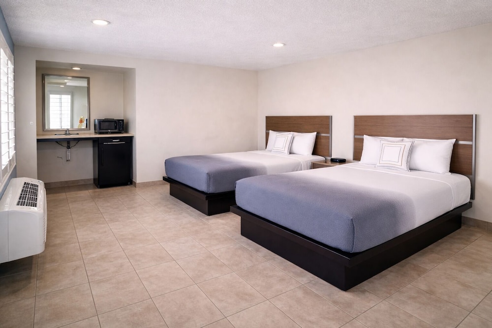 Super 8 by Wyndham Bakersfield CA 27/48