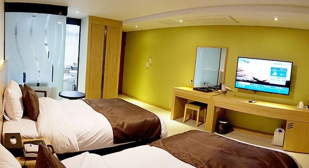 ROOM, TWIN BEDS