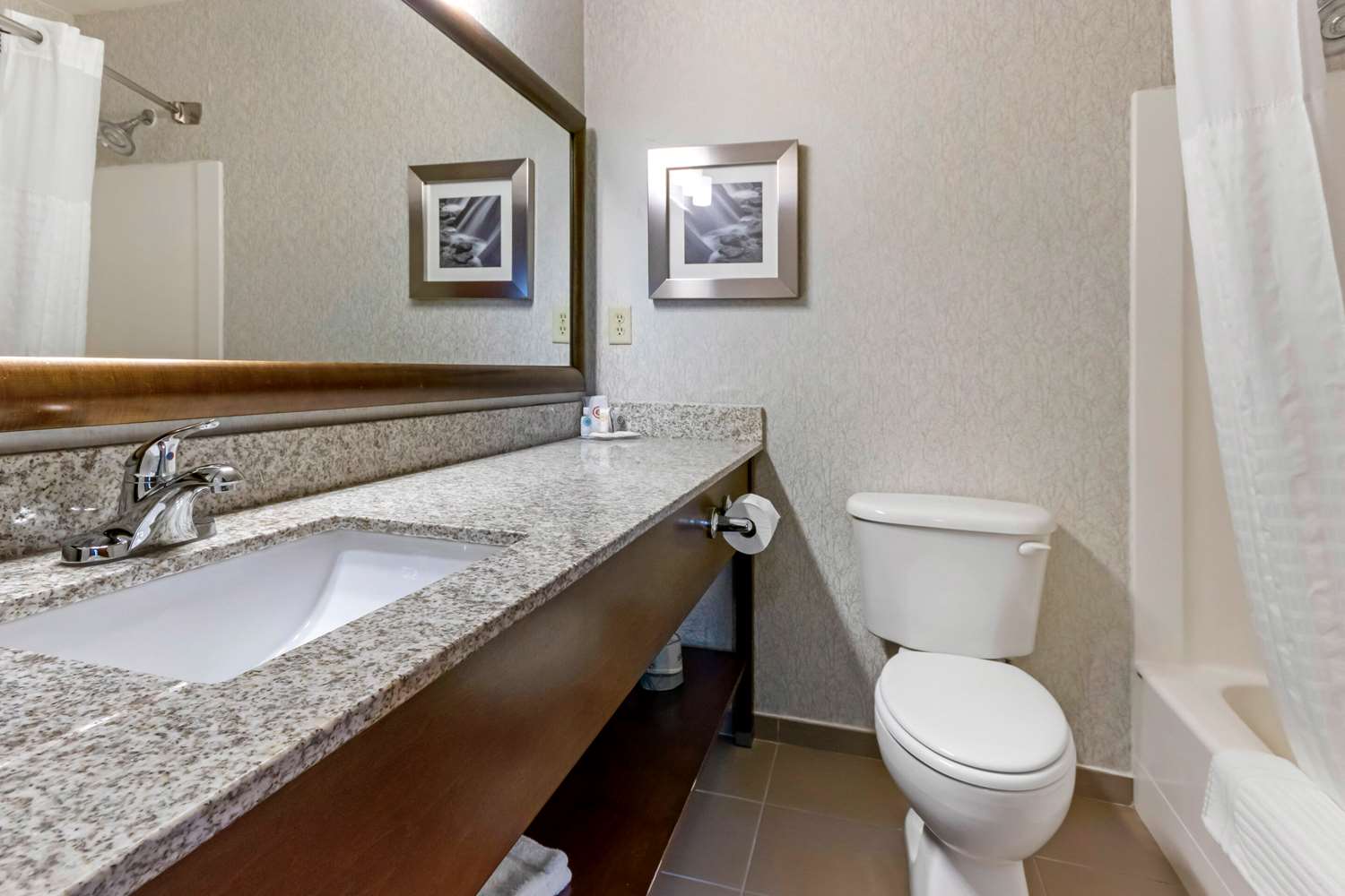 جناح بسرير كينج، Comfort Inn and Suites Market Airport 3/3