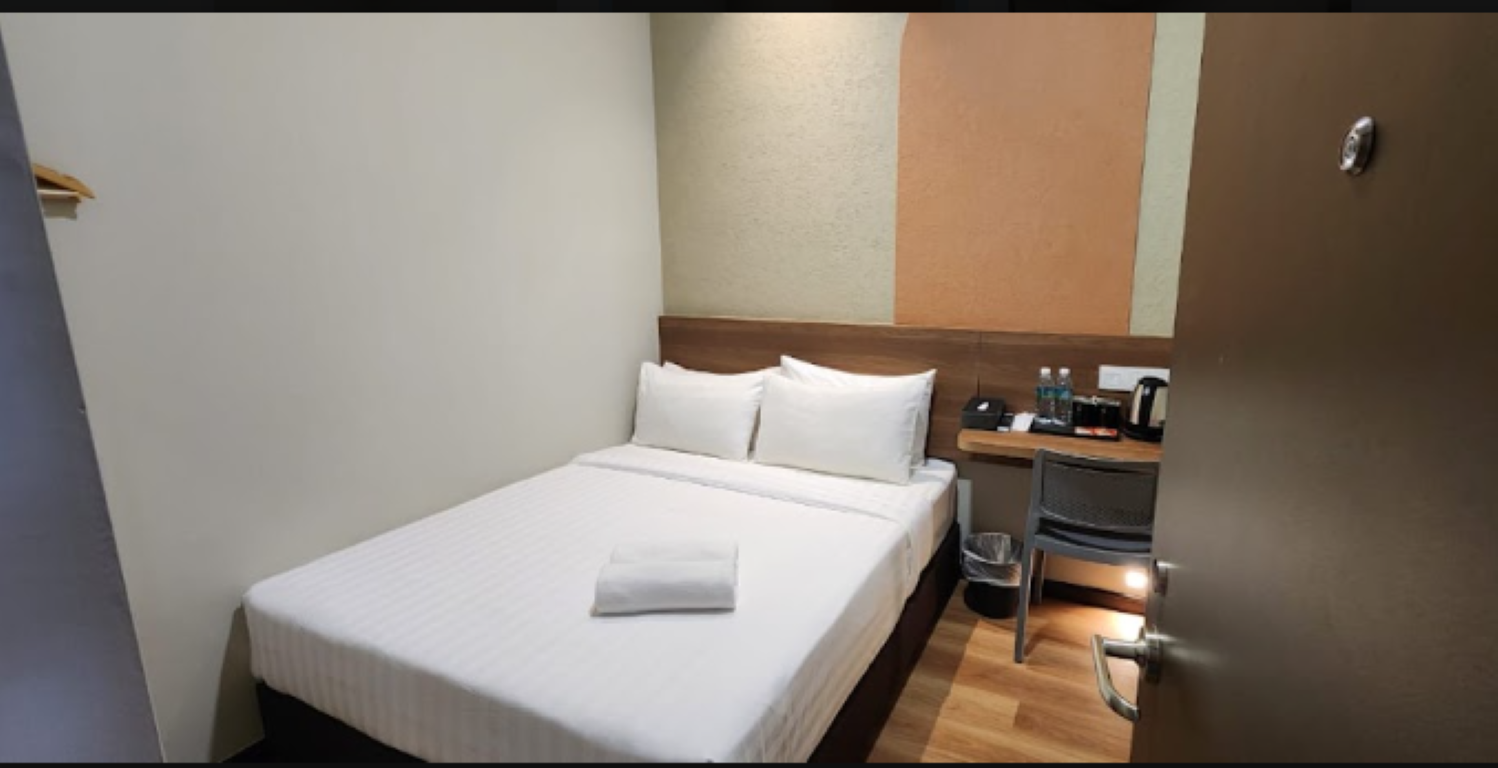 Mini, Queen Bed, No Window