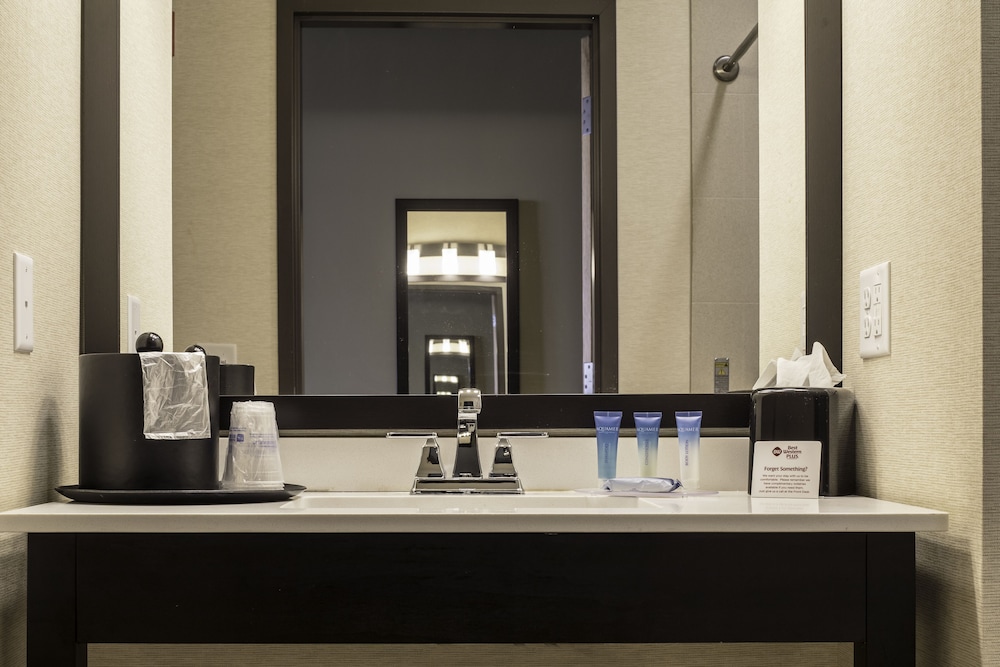 Best Western Plus Franciscan Square Inn and Suites Steubenville 47/47
