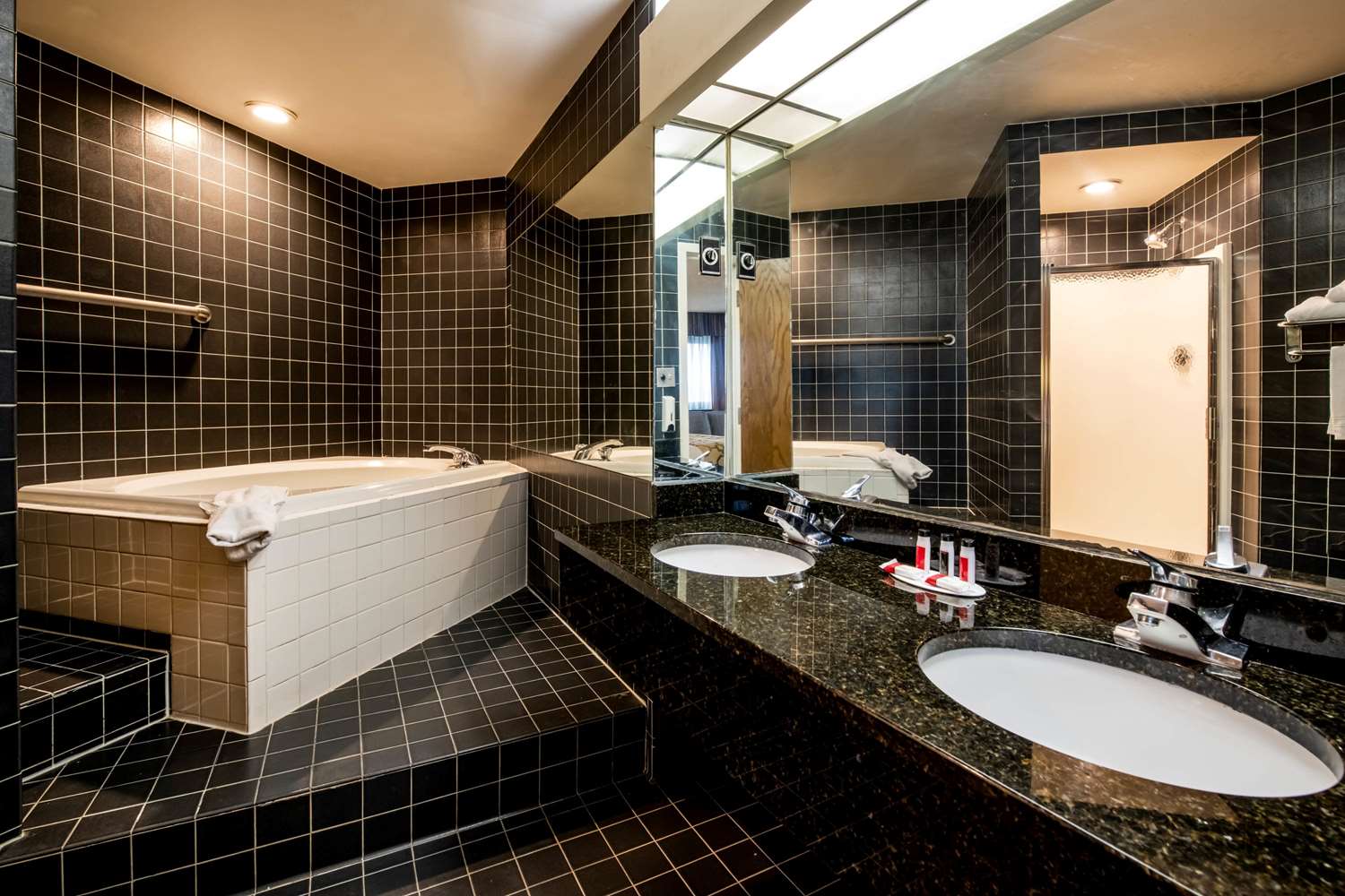 APM Inn and Suites 37/39