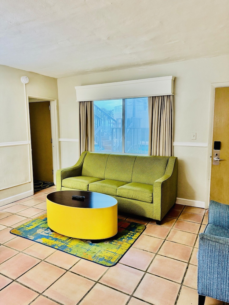 Silver Seas Beach Resort 52/67