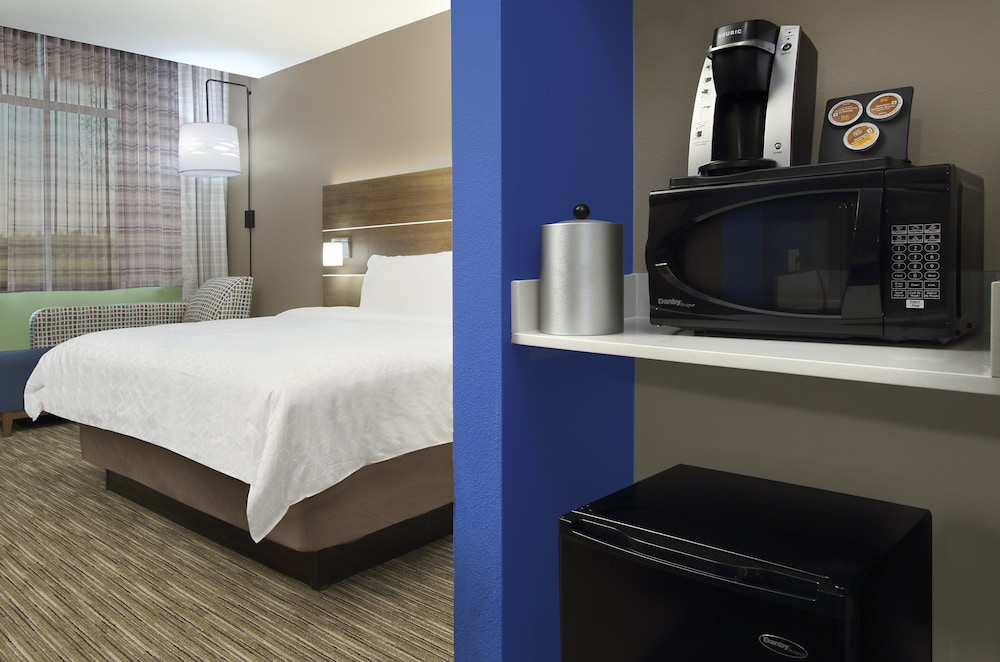 Holiday Inn Express & Suites Dallas-Frisco NW Toyota Stdm 16/52