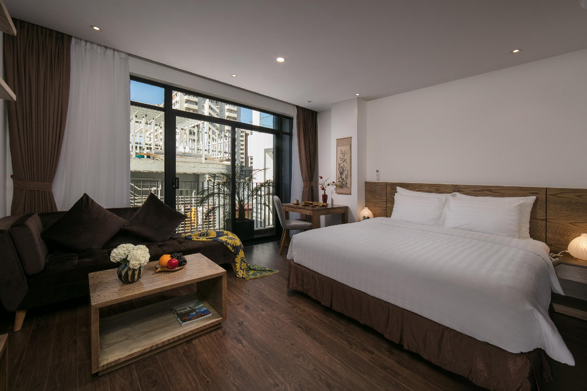 Luxury, Studio, Suite, Street View, Balcony, Kitchen, Bathtub