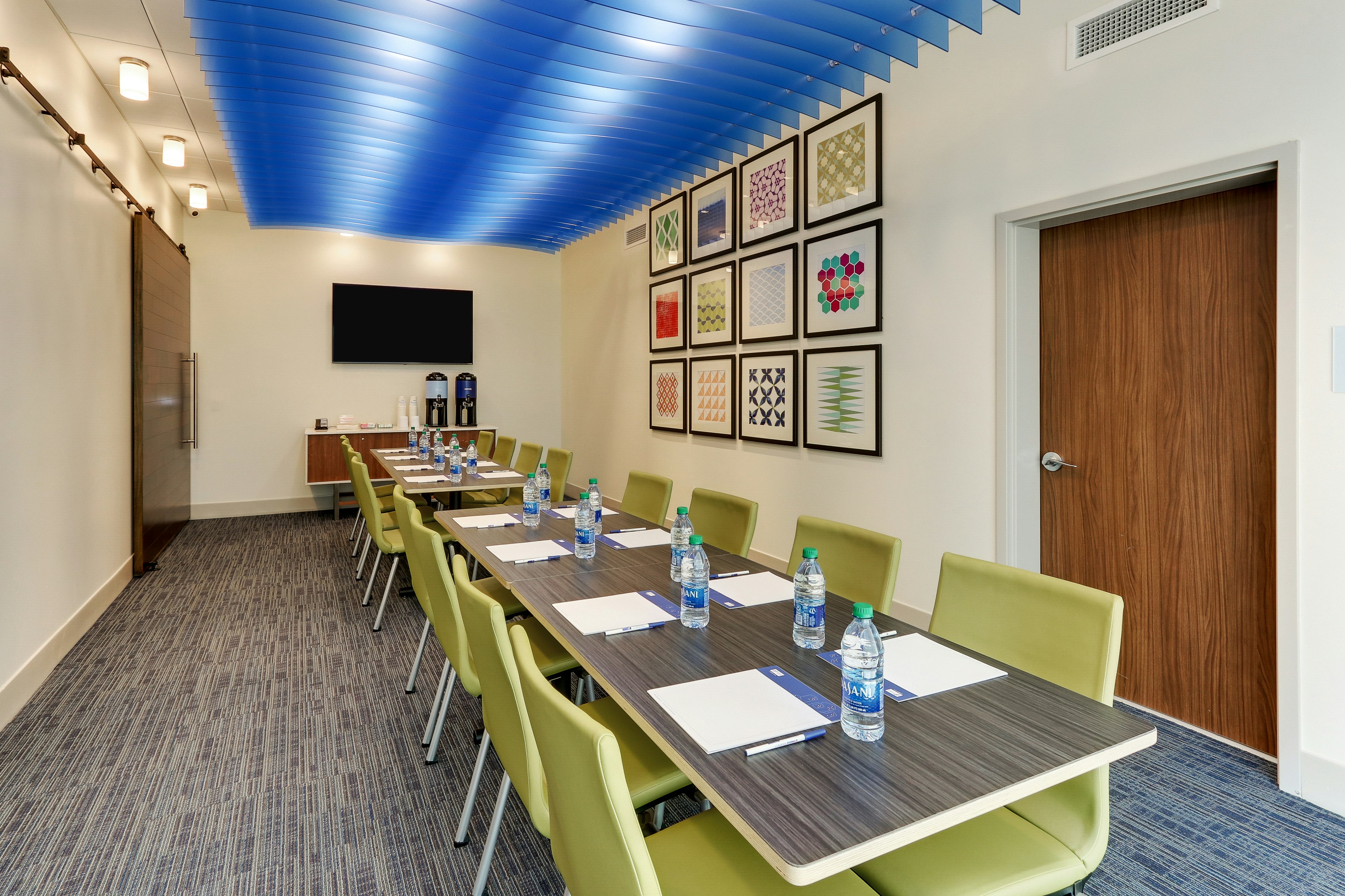 Holiday Inn Express and Suites Roanoke Civic Center 31/34
