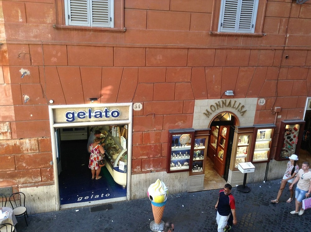 Relais Fontana di Trevi 52/64