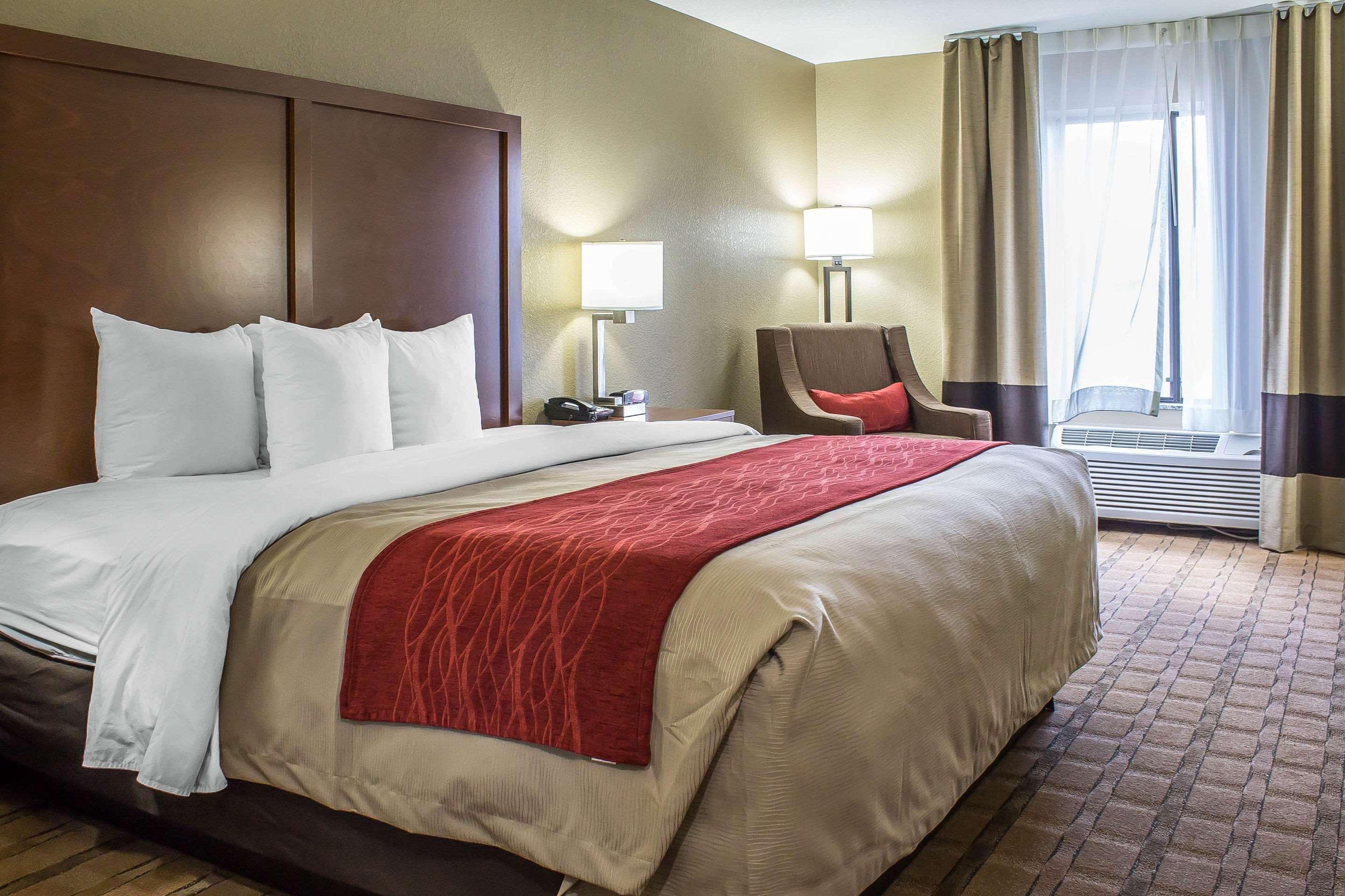 ROOM, KING BED