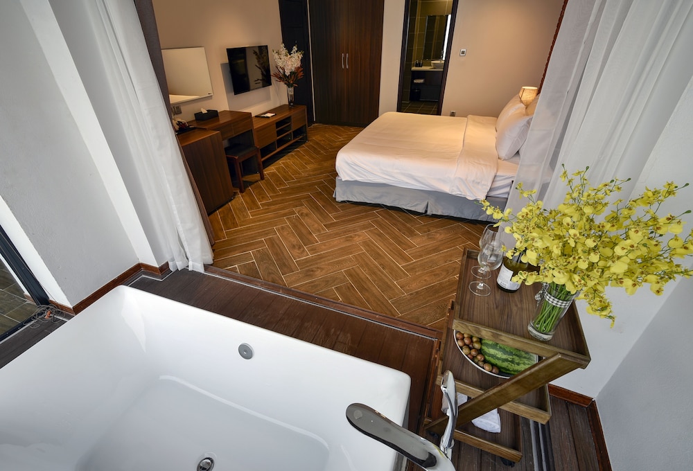 The Marron Hotel 50/50