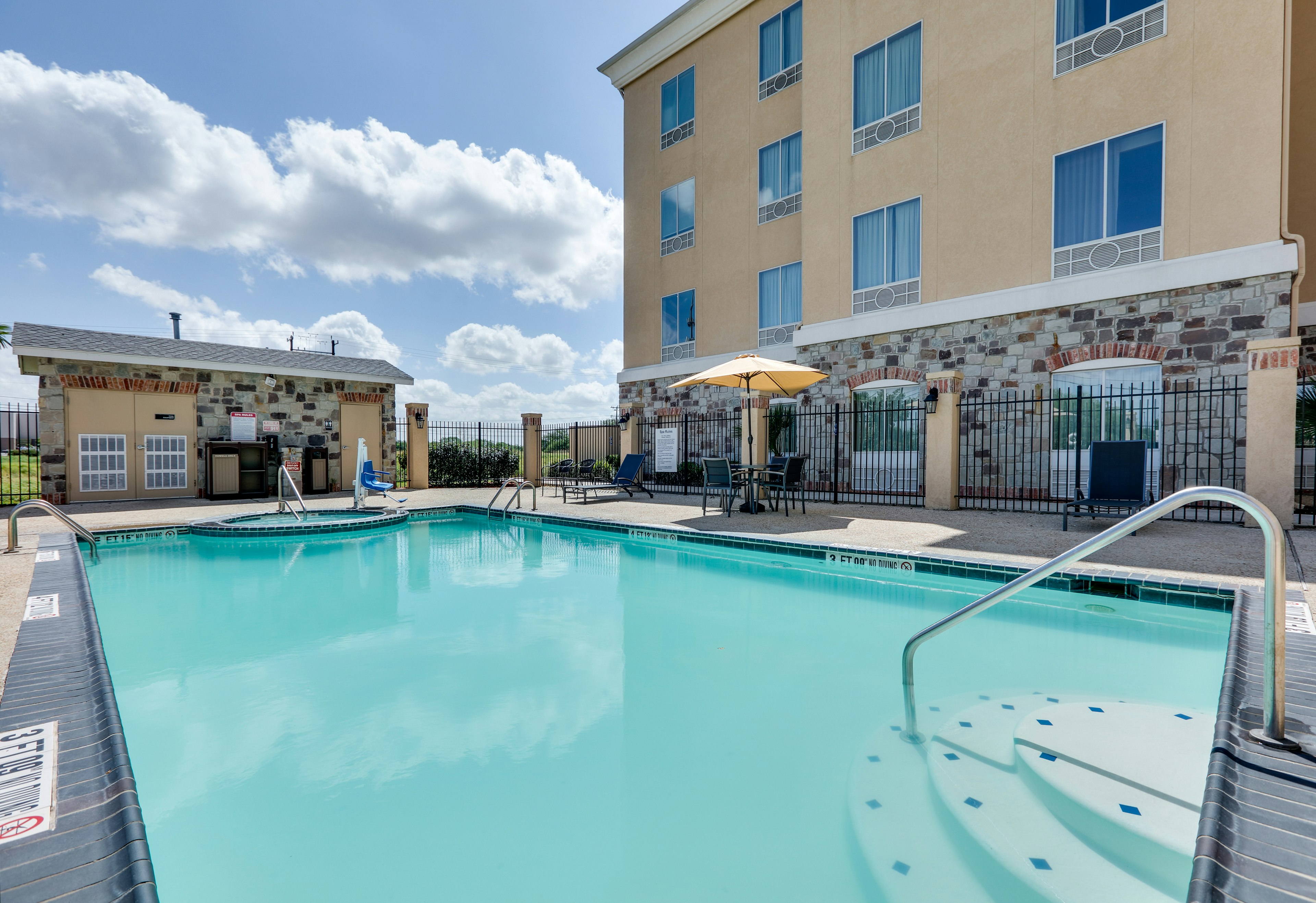 Holiday Inn Express Suites San Antonio Brooks City Base 28/28
