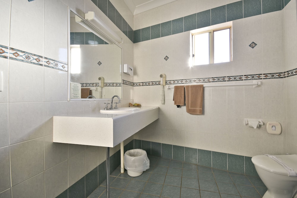 2 Rooms, Suite, 1 Queen and 3 Single Beds
