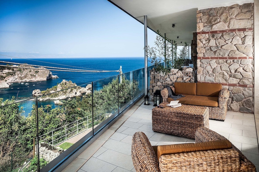 Isola Bella Infinity Suites 28/50