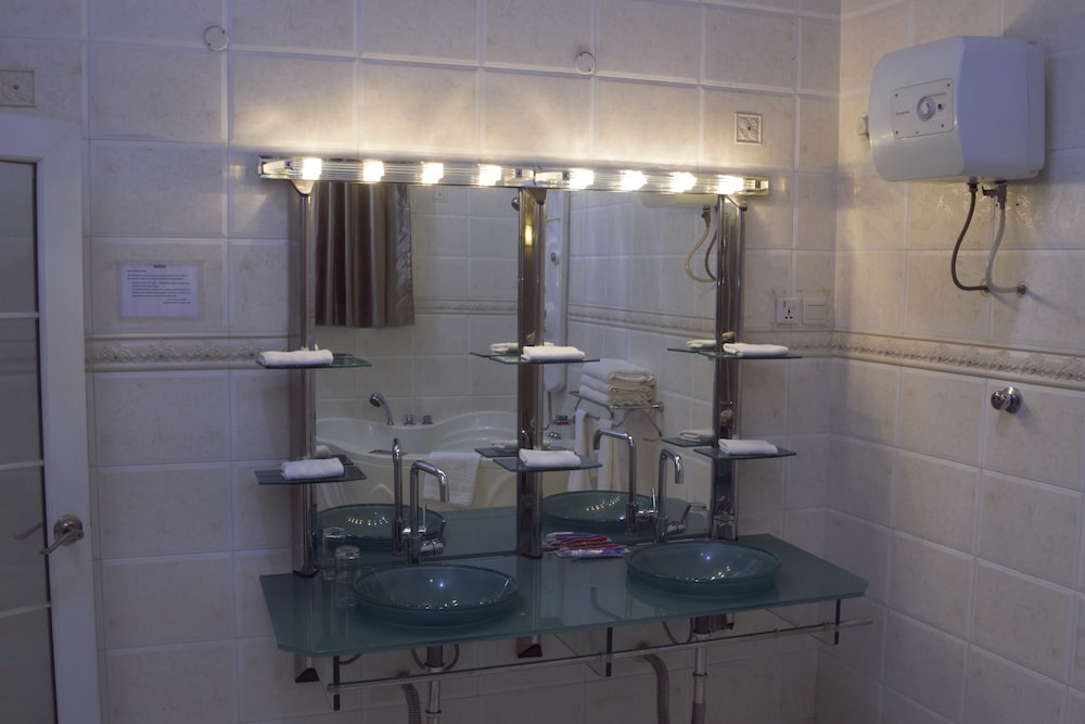 Kingsbridge Royale Hotel 32/50