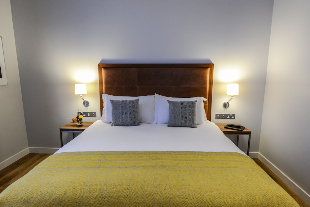 EXECUTIVE, KING BED