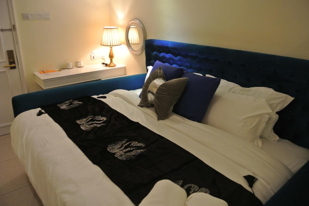 1 Day Car Hotel Station 18 13/38