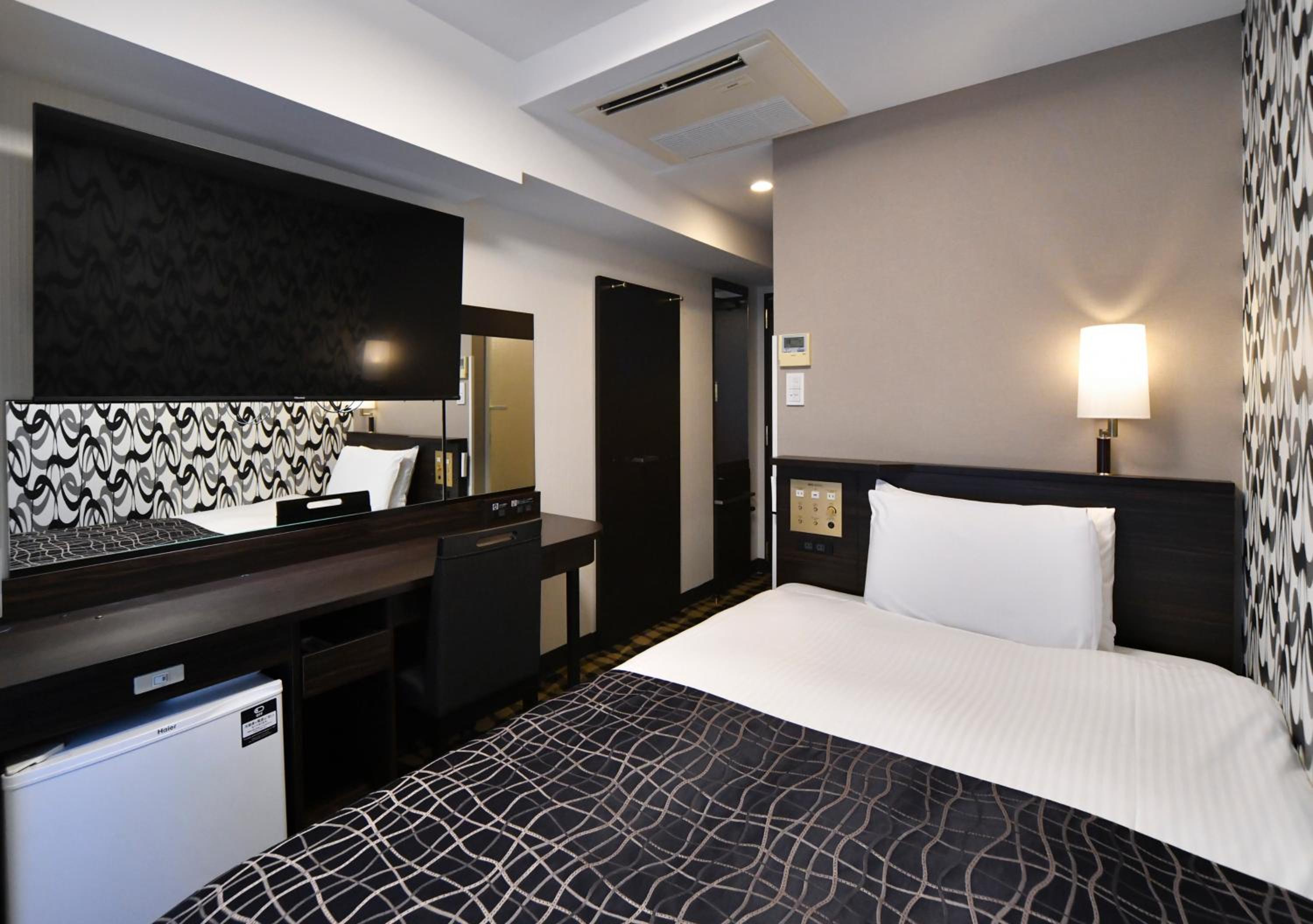 ROOM, SINGLE