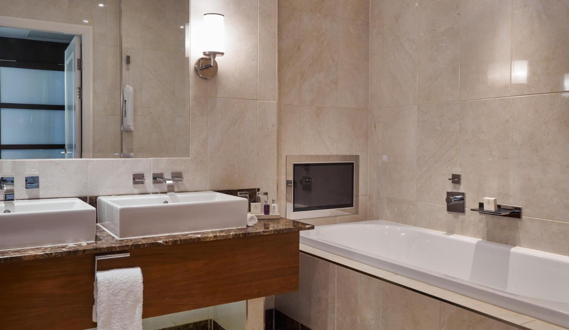 غرفة سوبيريور عائلية بشرفة، Rockliffe Hall 4/4