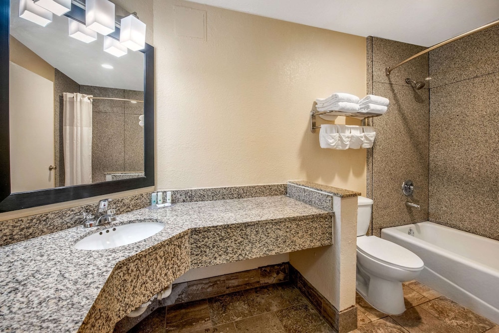 Quality Inn & Suites Jacksonville-Baymeadows 15/42